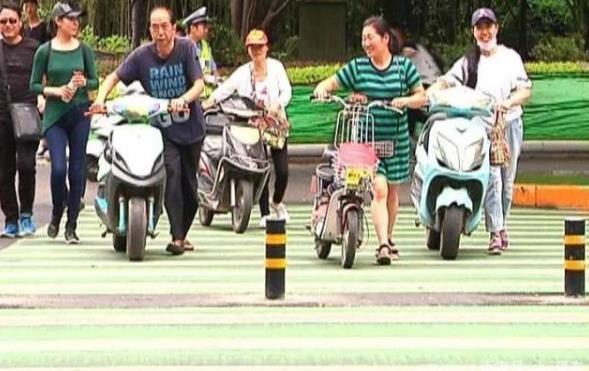 電動車“新規(guī)”又來，過紅綠燈要下來推著走，車主：我的路權(quán)呢？